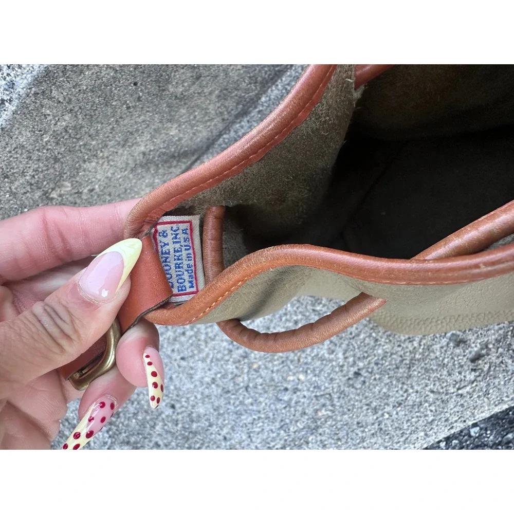 Vintage Dooney & Bourke All Weather Leather Bucket Bag Taupe Tan Crossbody USA - Picture 7 of 7